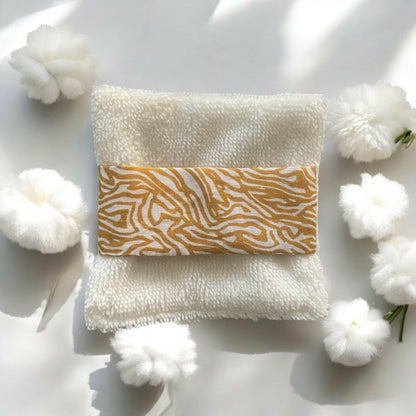 La lingette en coton bio est si douce qu'elle prend soin de votre peau lors du démaquillage 
