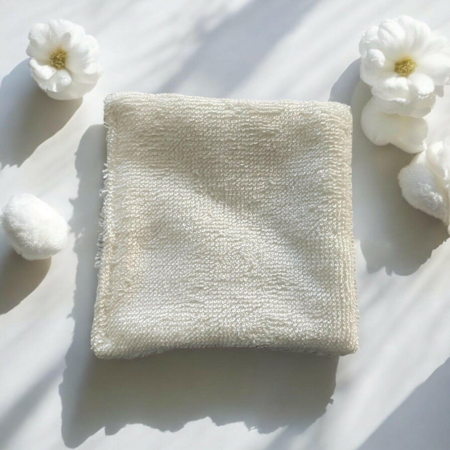 Une lingette en coton bio réutilisable, pour le bien-être de votre peau et de la planète